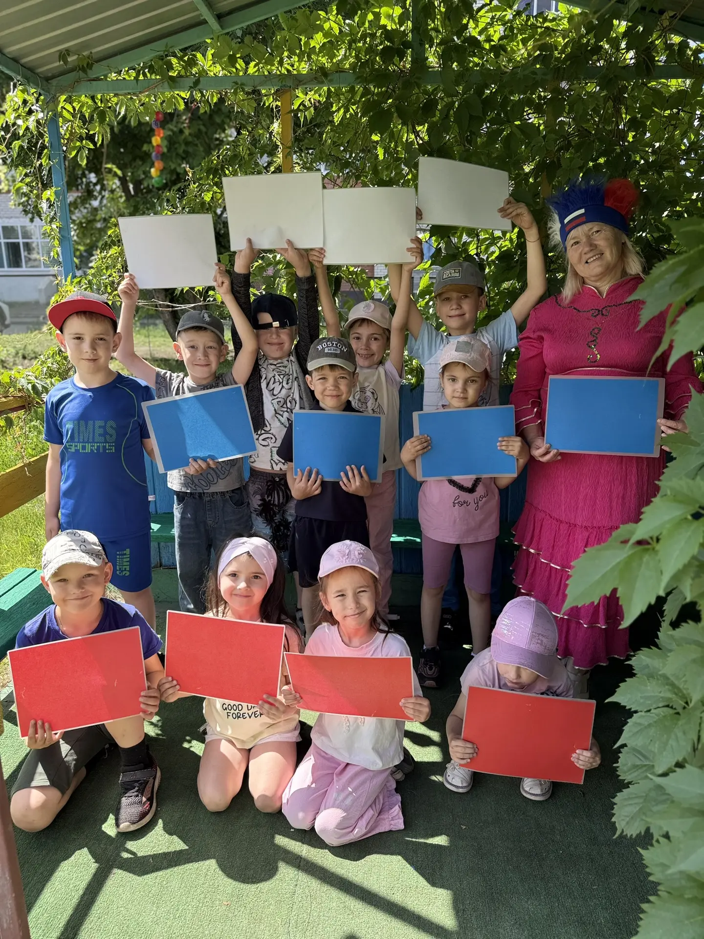 С Днём России! 🇷🇺

Сегодня отметили главный праздник страны — День России! 🎈 

Малыши знакомились