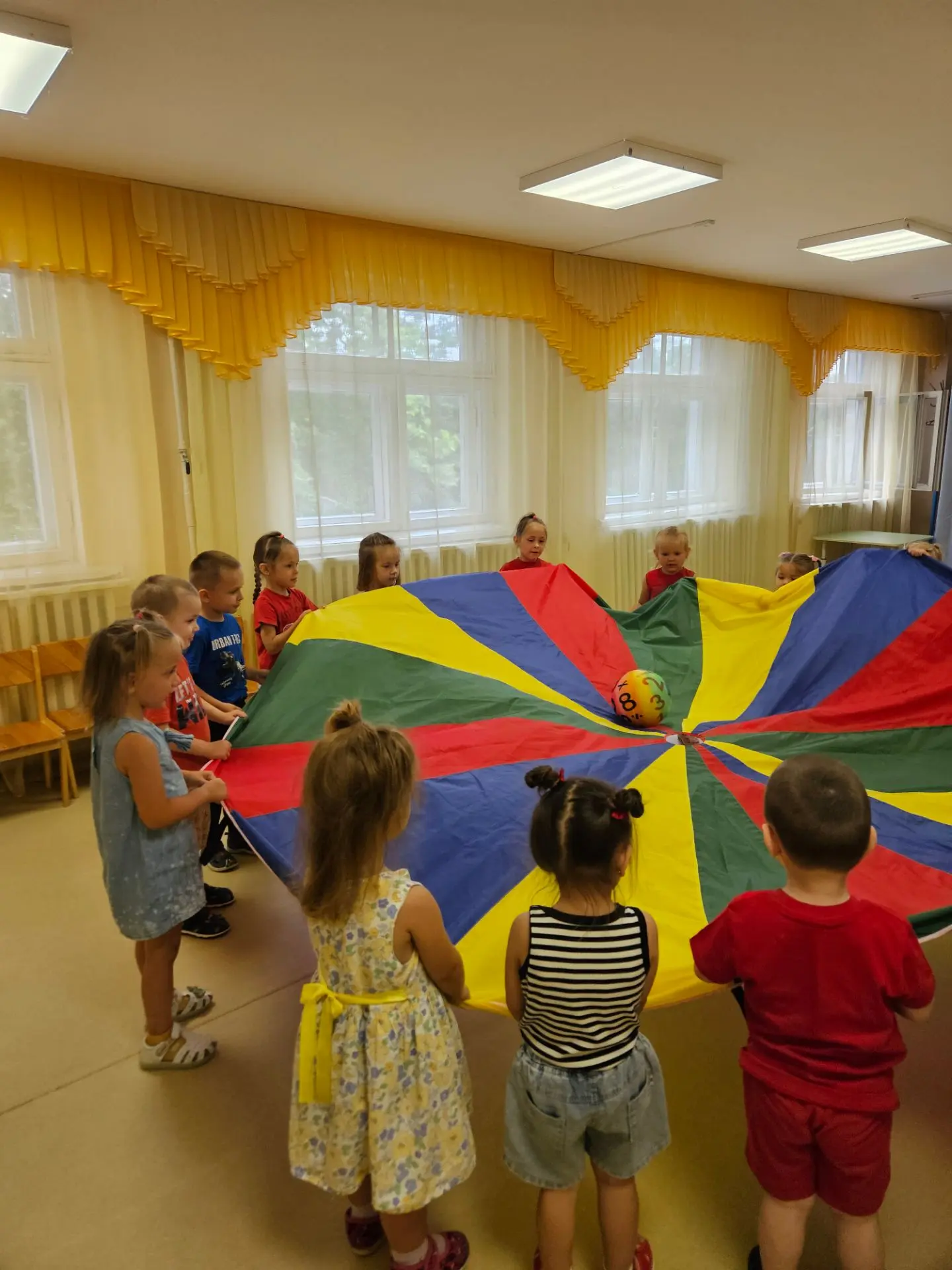 🎉Яркий парашют нашёл новых хозяев! 🎉

Наши подготовишки так полюбили играть с ярким парашютом — ст