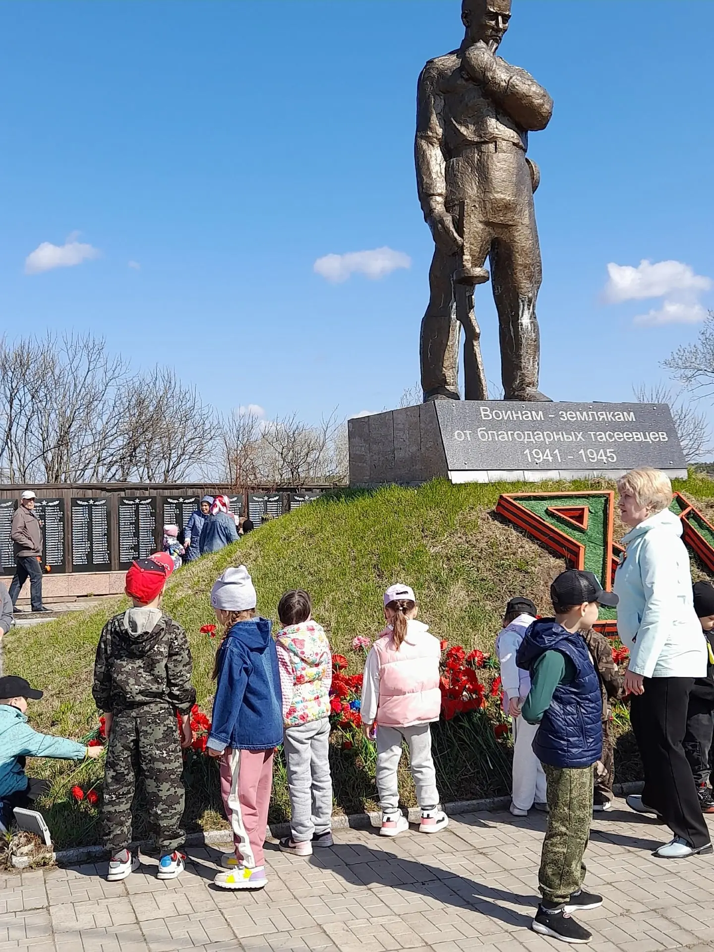 Любовь к родному краю — с детского сада  Всю неделю стены детского сада № 7 «Родничок» наполнялись э