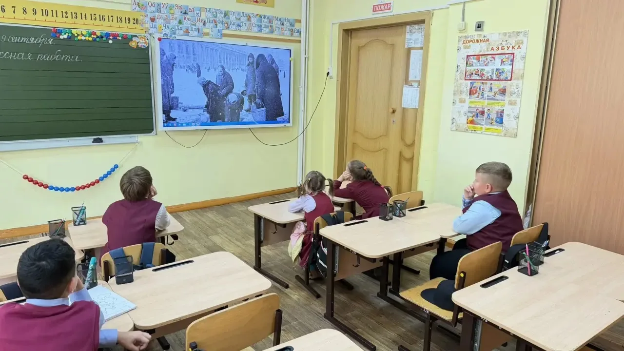 В ходе просмотра презентации «Блокада Ленинграда» учащиеся 1 класса в доступной для их ...