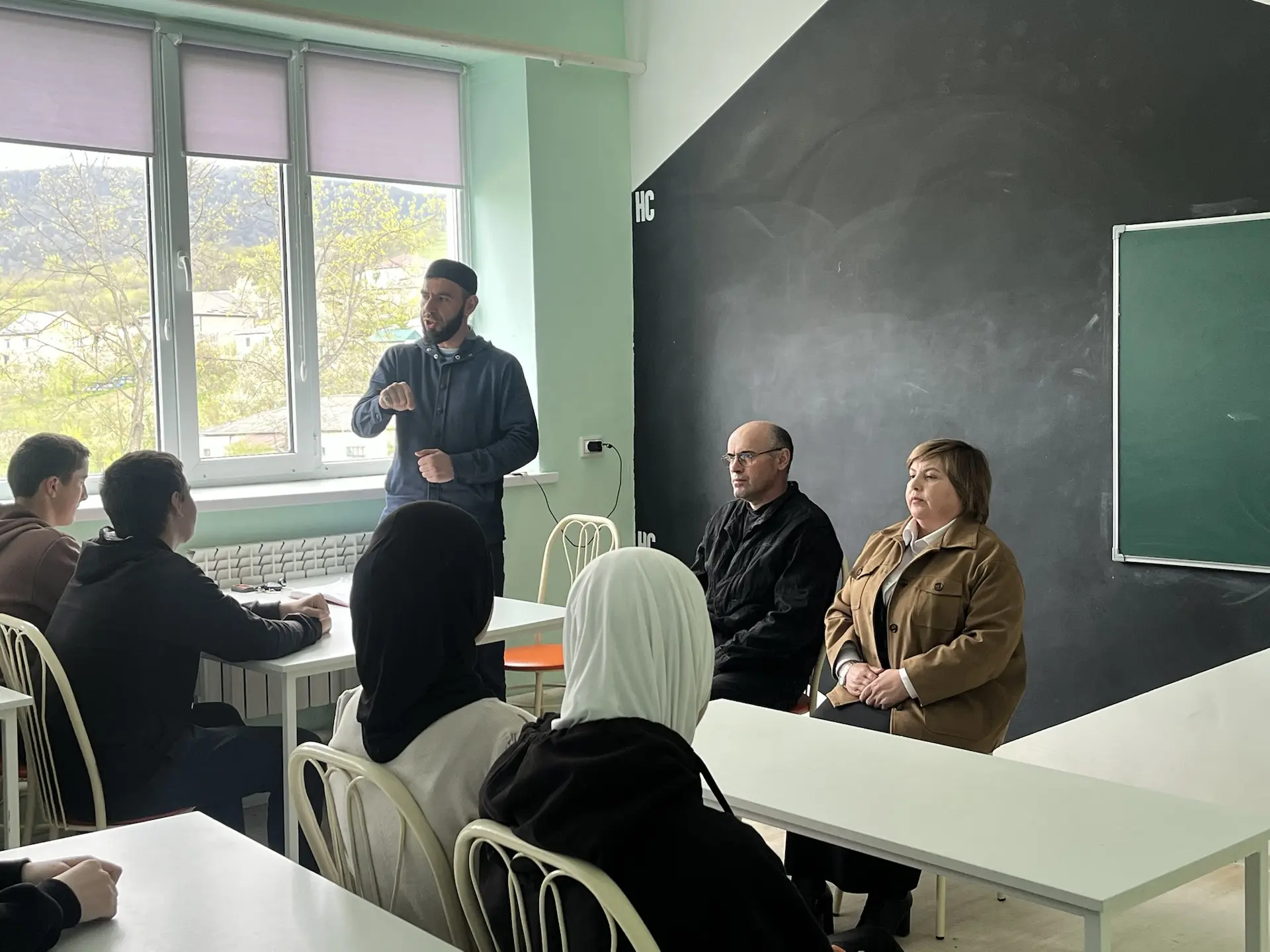 Представитель муфтията    Халиков Мухаммад Эфендиевич-
сотрудник отдела просвещения при Муфтиями РД 