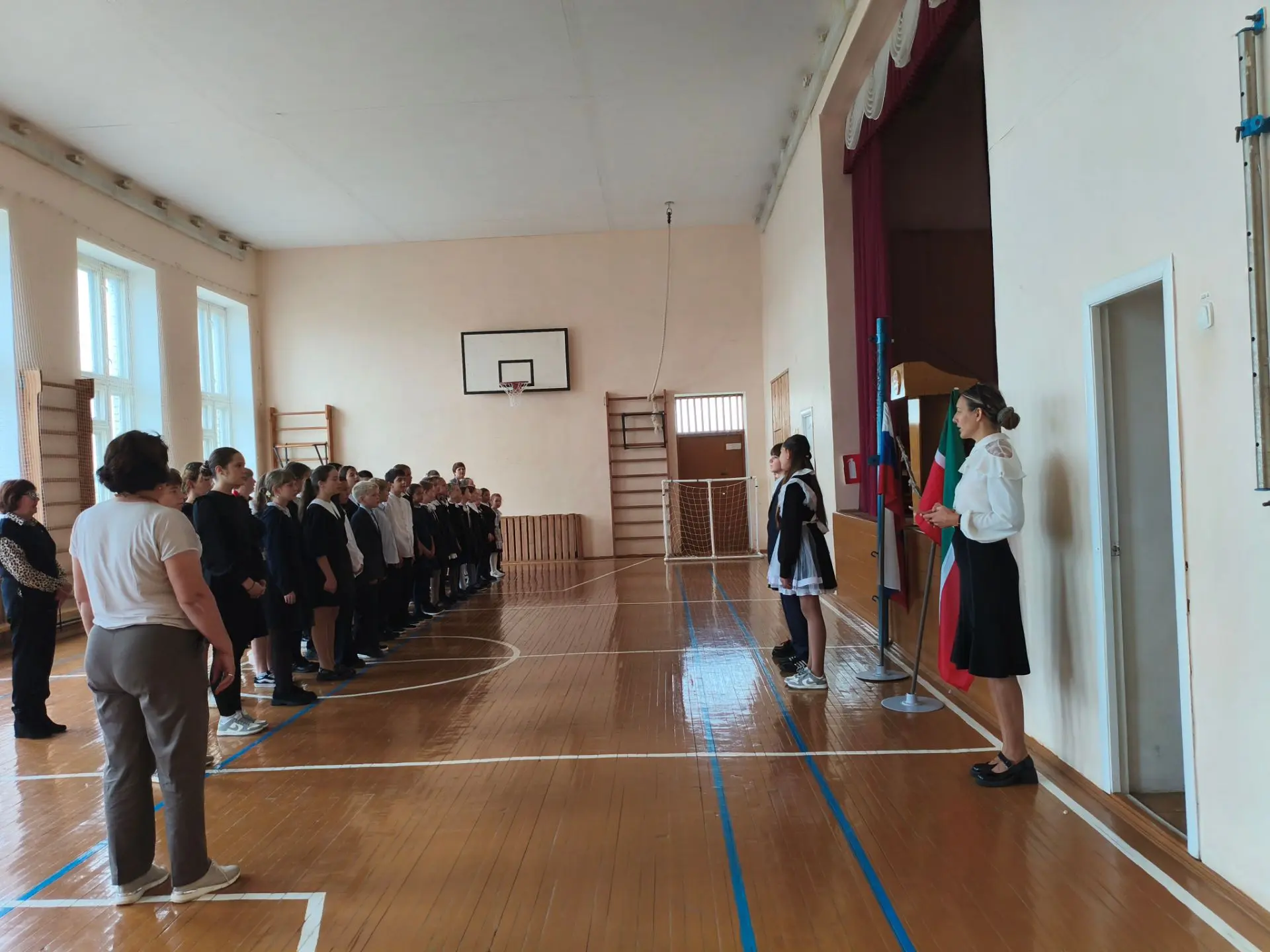 В Державинской школе учебная неделя по традиции начинается с торжественной линейки, кот...