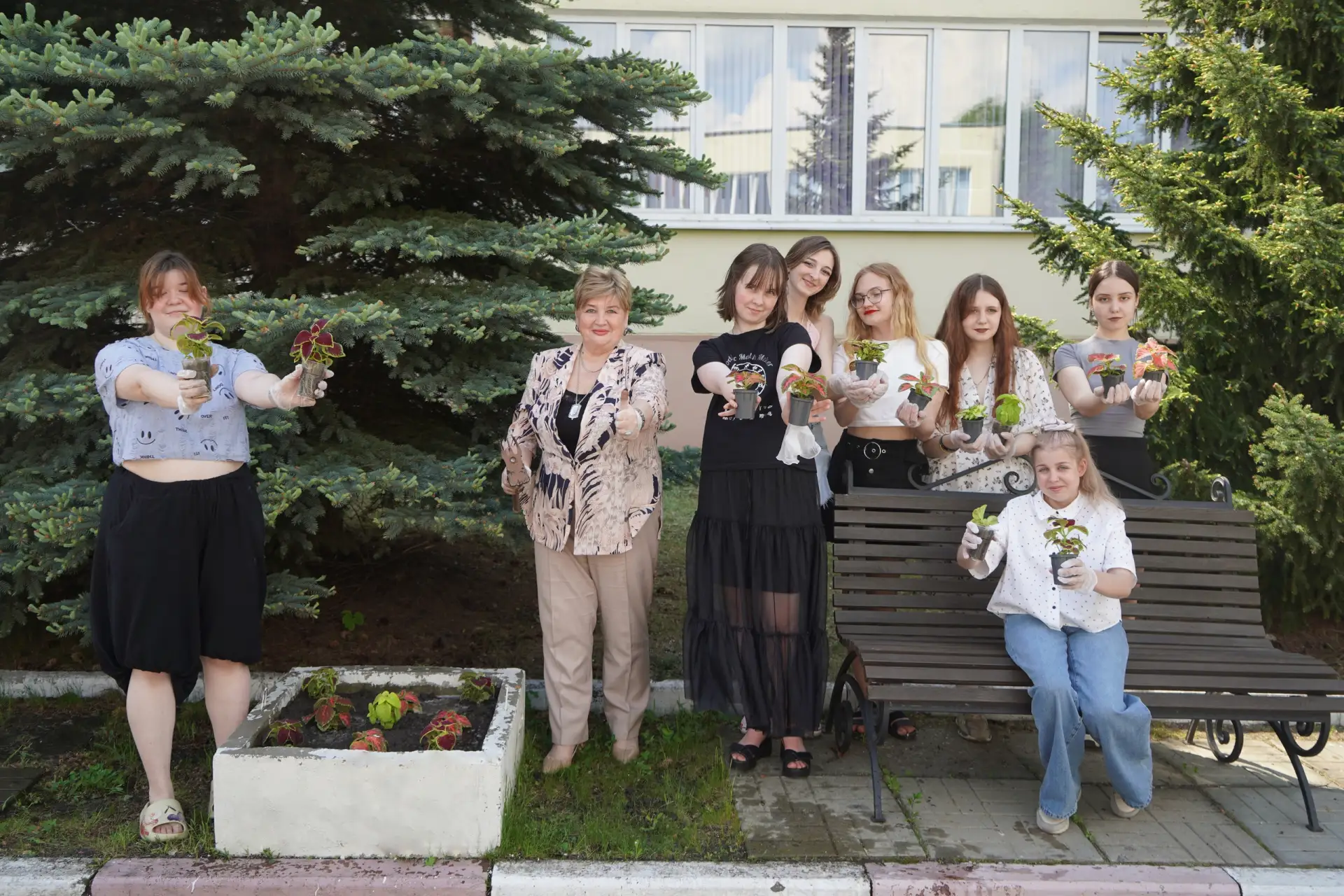 Май – сажай! Яркие и нежные колеусы, петуньи и бархатцы высадили студенты 2-го курса педагогического