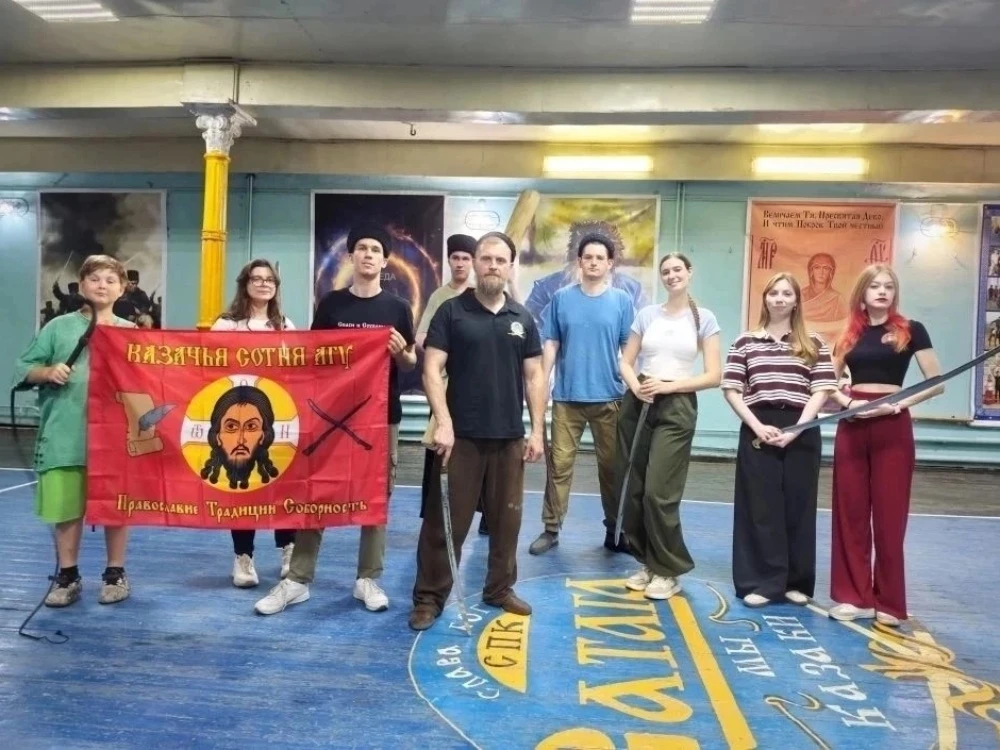 👍 Студенты и казаки АГУ осваивают искусство фланкировки