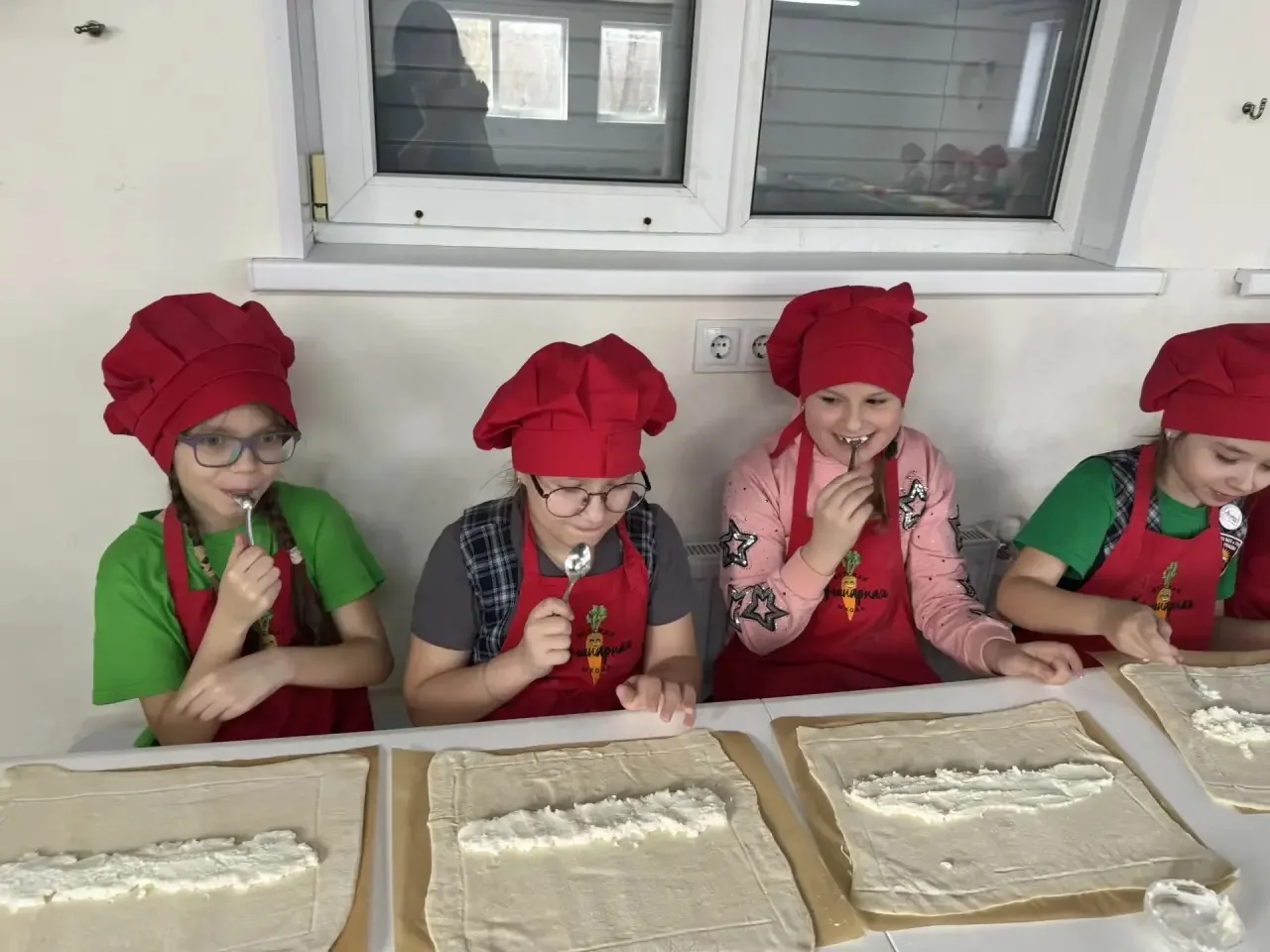 Сегодня дети 2 «Б» класса в кафе «Поплавок» пекли штрудель! Вызов принят: второклассники против груш