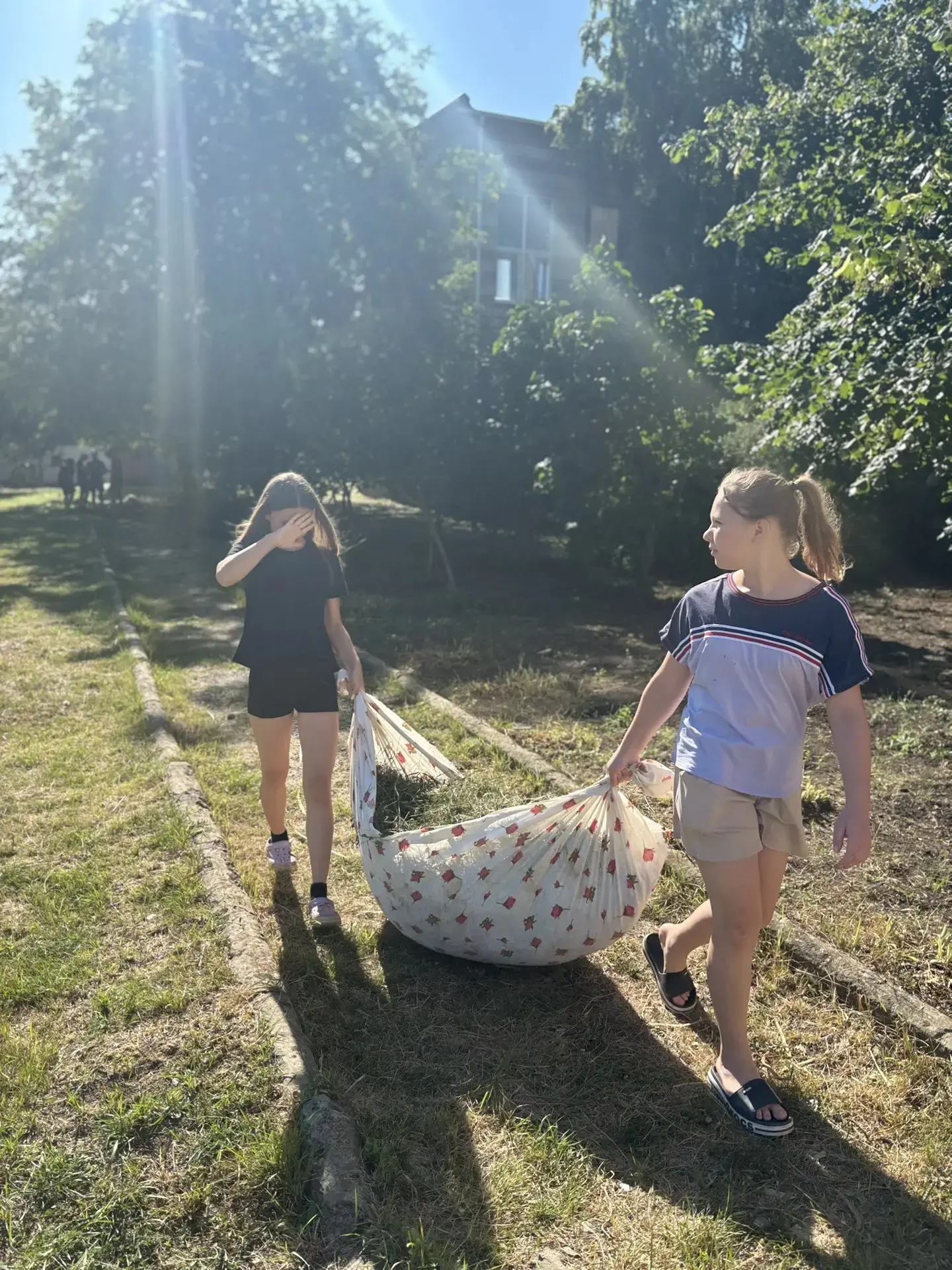 Трудовая бригада работает без устали🌹🌷🌳🌲. Школьный двор в порядке и чистоте. Молодц...