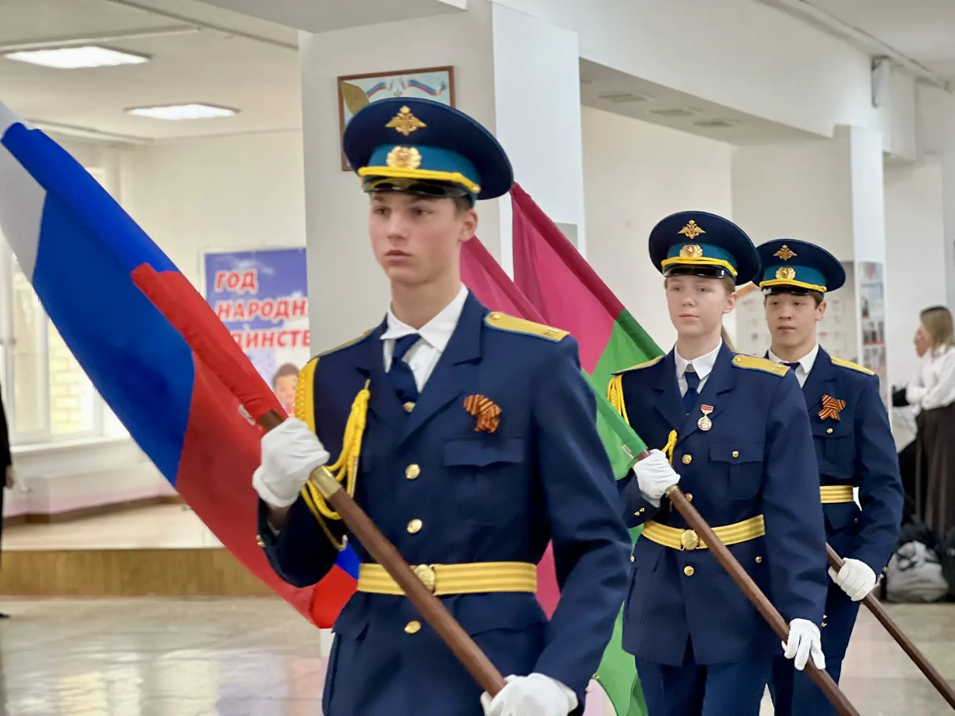 ✨Сегодня в школе прошла торжественная линейка, посвящённая Дню воссоединения Крыма с Россией.✨  🗓️18