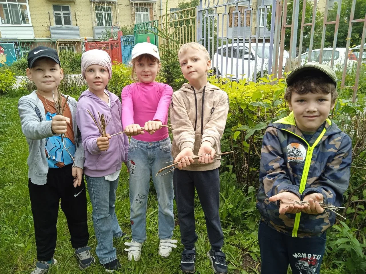 🐞 Строим «Домик для насекомых» 🏠

Лето - самая любимая пора детворы. Вокруг стрекочут кузнечики, с