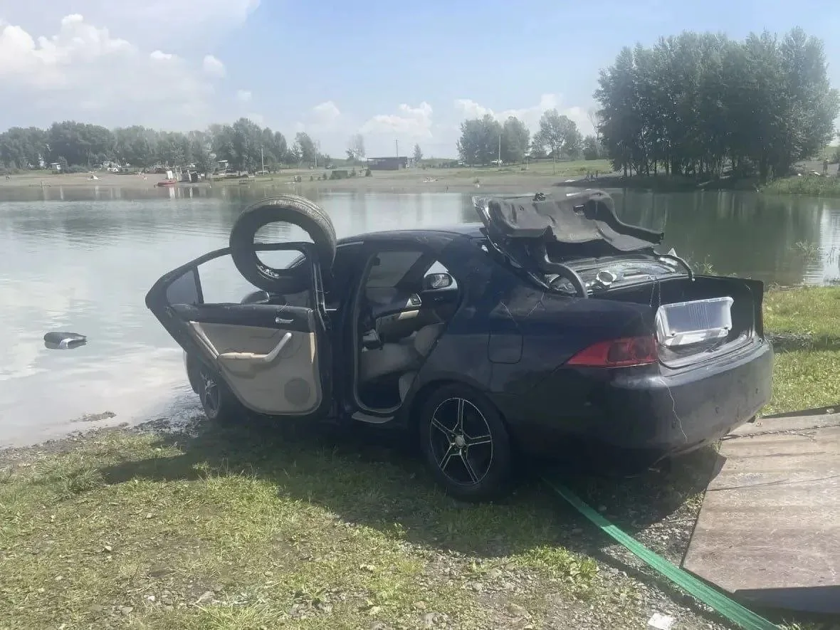 Машина со спящей внутри девушкой утонула в озере в Красноярском крае
