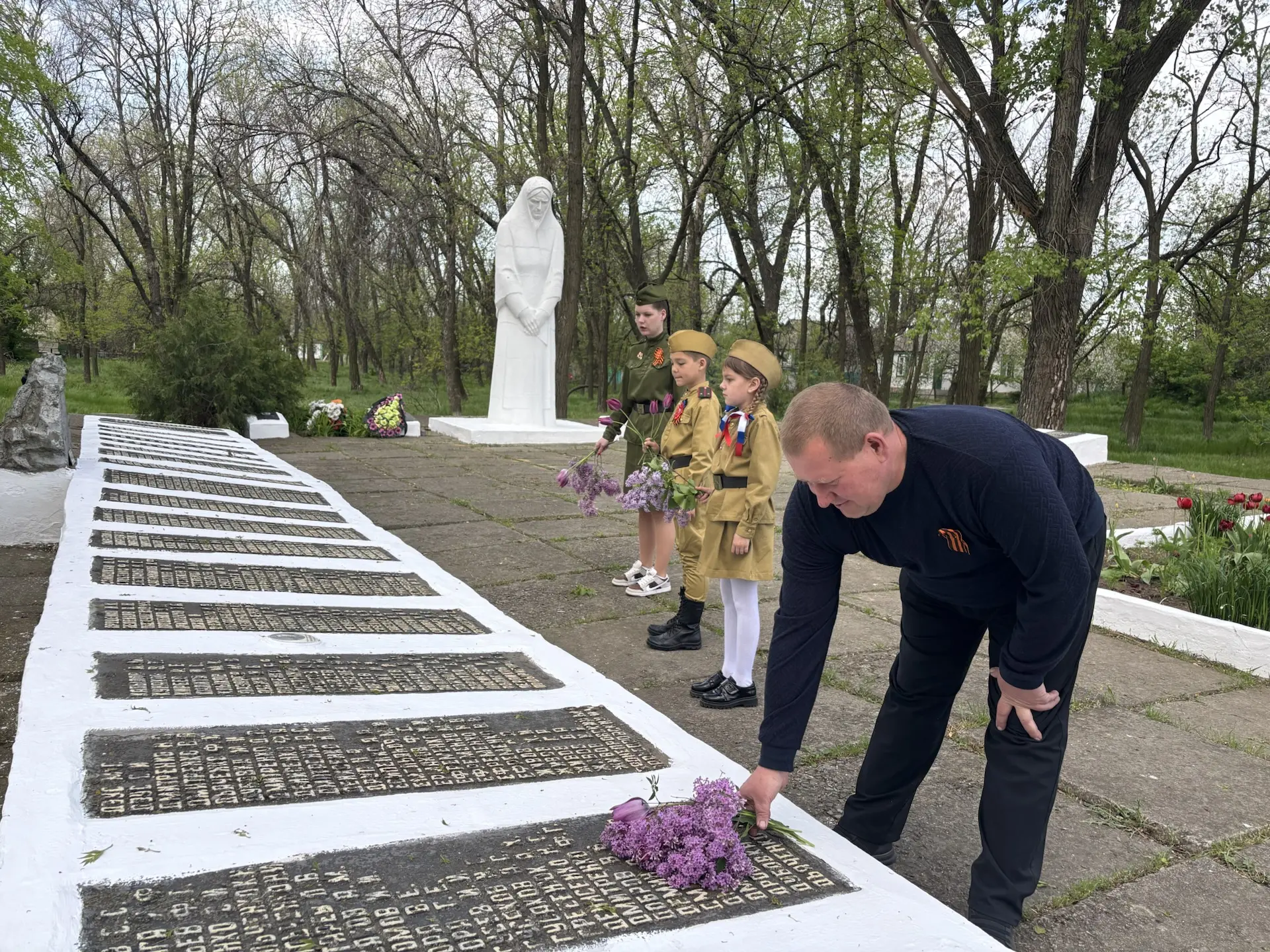 В преддверии Дня Победы обучающиеся ГБОУ«Успенская школа Амвросиевского м.о.» приняли участие в торж