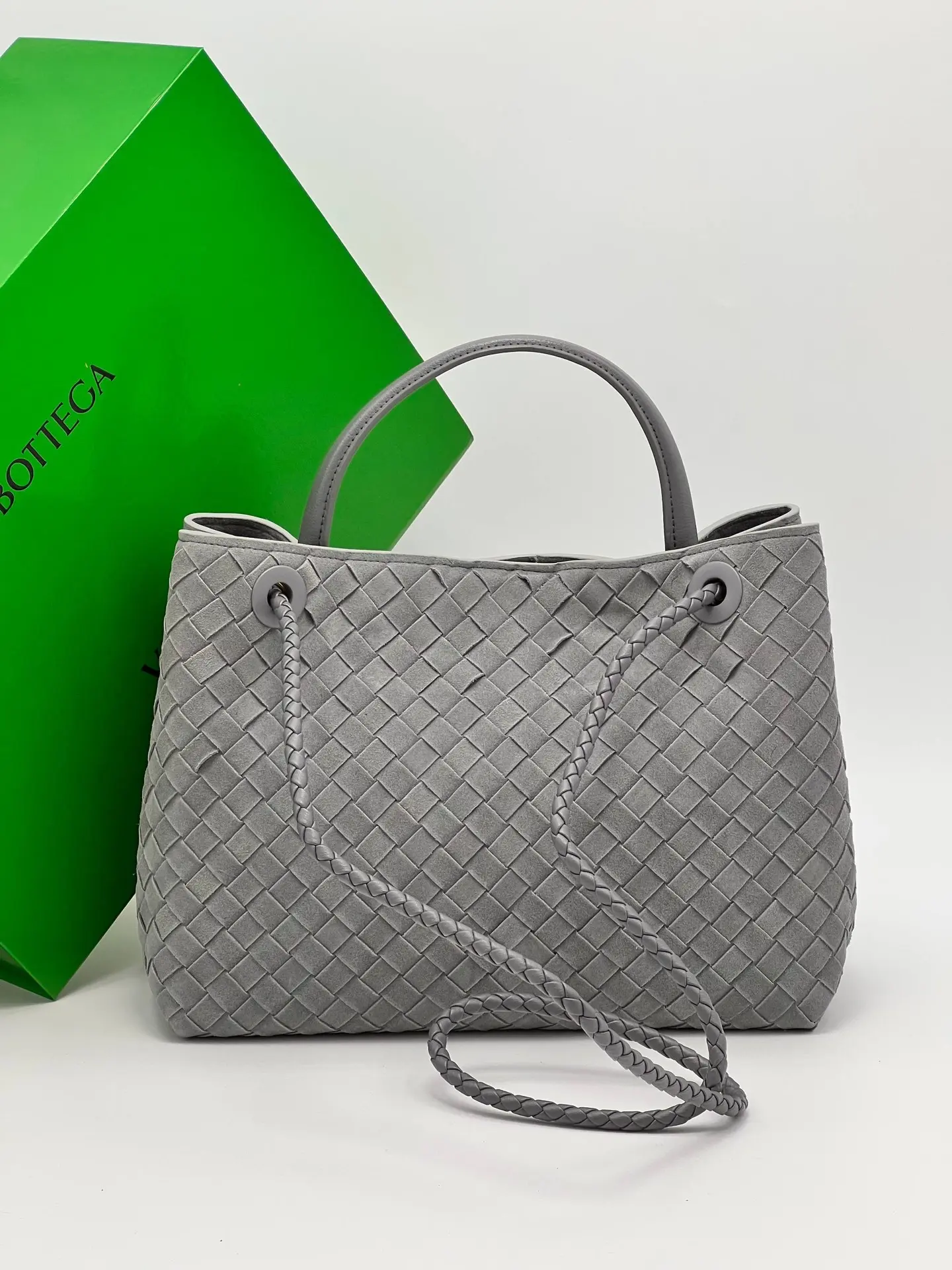 Минималимистичная но сразу притягивающая взгляд сумка Bottega VENETA из мягкой замши в благородных ц
