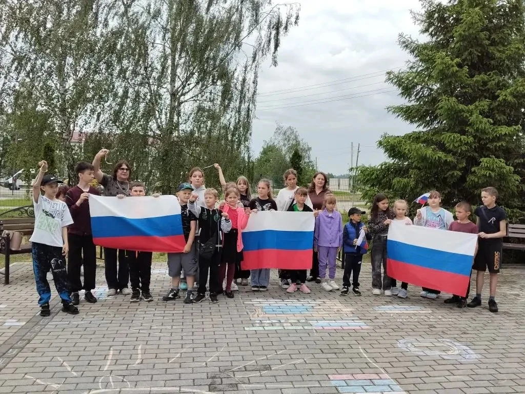 🎨 Патриотичное творчество в лагере «Радуга»! 🇷🇺