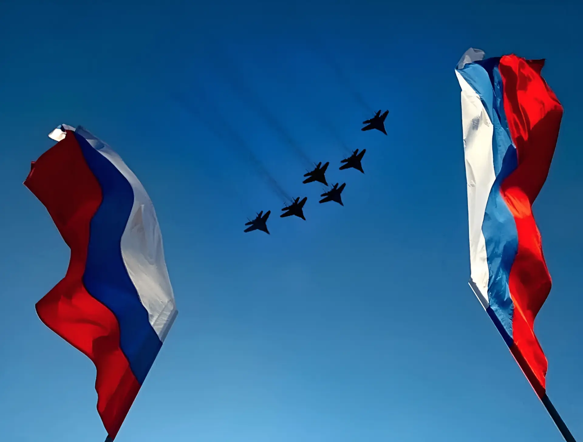 Флаги России и истребители МиГ-29 пилотажной группы "Стрижи"! 🇷🇺