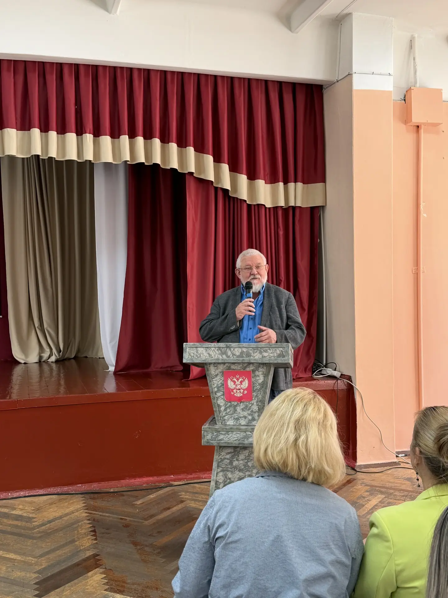 Сегодня состоялось общее собрание трудового коллектива, где подвели итоги экзаменов и р...