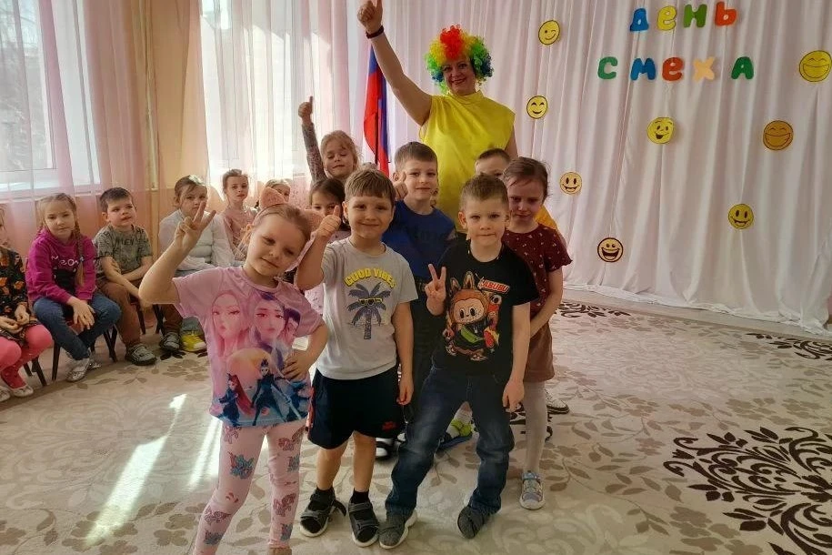 Смех, музыка и море улыбок — именно так прошёл День смеха в детском саду «Сказка». Глав...