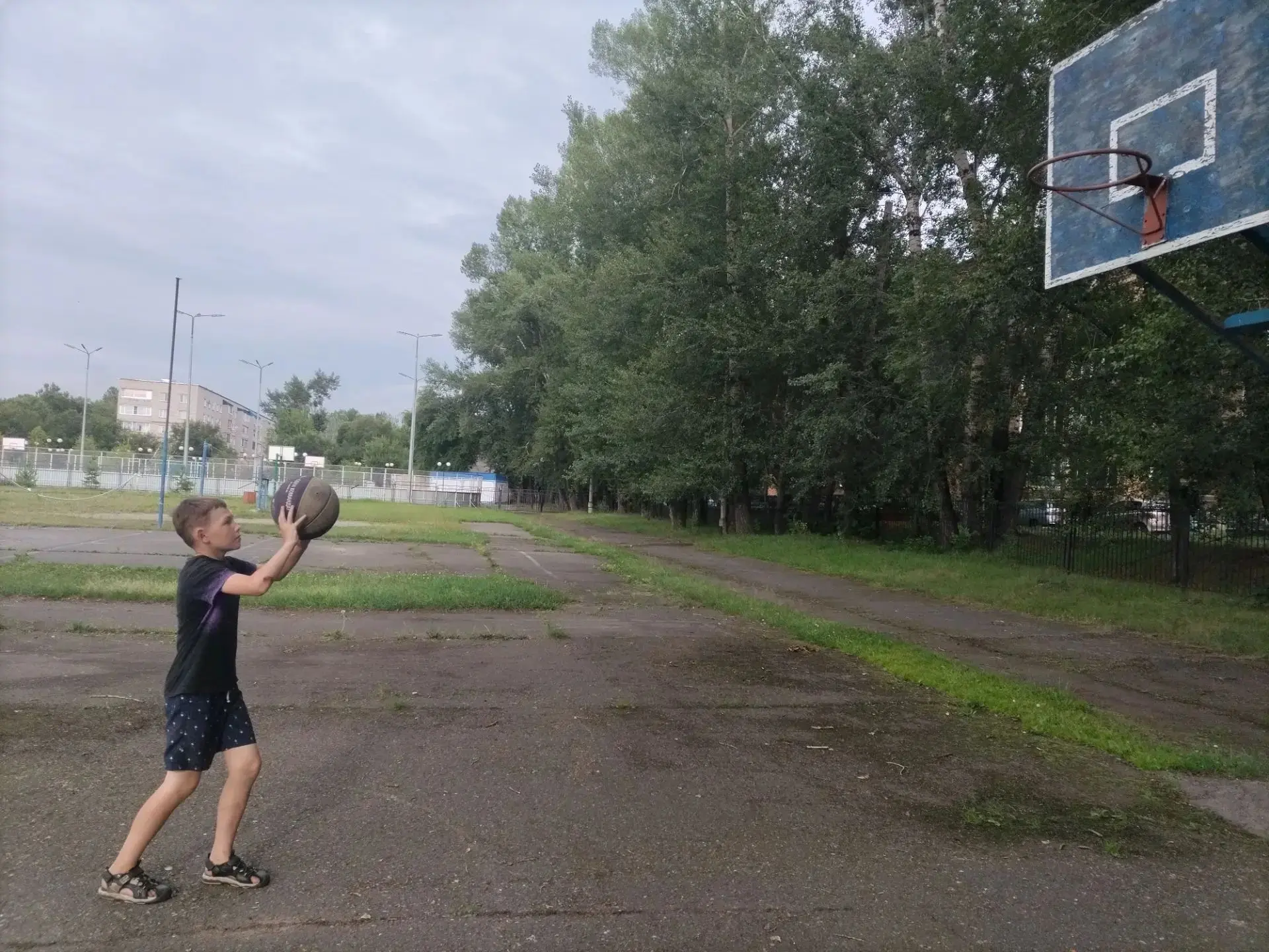 Сессия «три в одном» прошла на ура!

На спортплощадке успели всё:
⚽ Футбол в коробке — контроль мяча