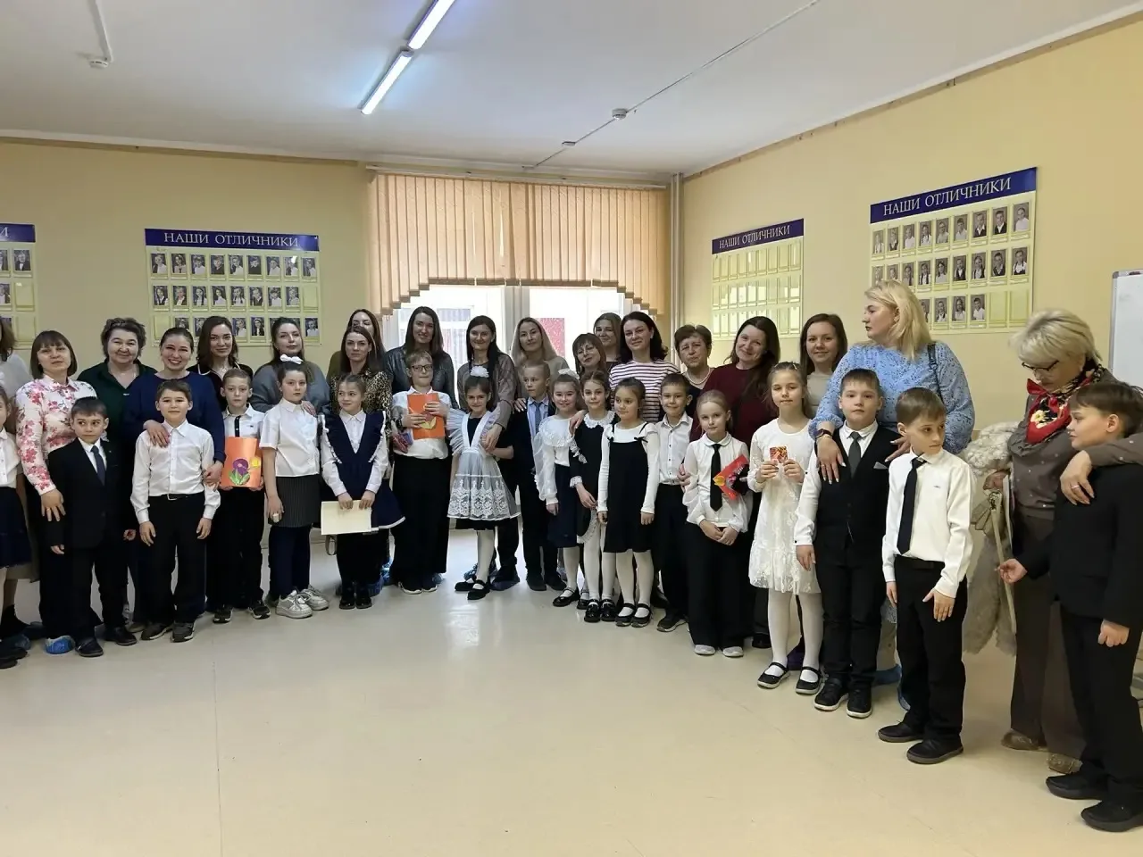 ☀️Во 2б классе прошёл тёплый и радостный праздник, посвящённый 8 Марта.   Ребята подготовили для мам