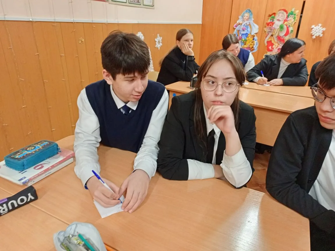 🏛️🇷🇺 Знание — сила! В 9«В» прошел КВИЗ ко Дню Конституции!      12 декабря, в День Конституции Росси