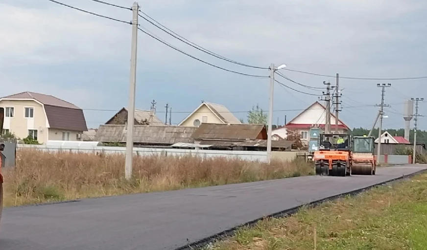 🚜Дорожники приступили к укладке верхнего слоя асфальтобетона в переулке Юбилейный в се...