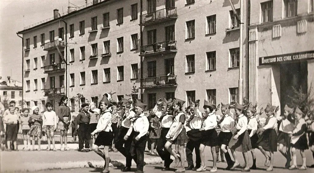 🏙 Пионеры на площади Лениногорска много лет назад