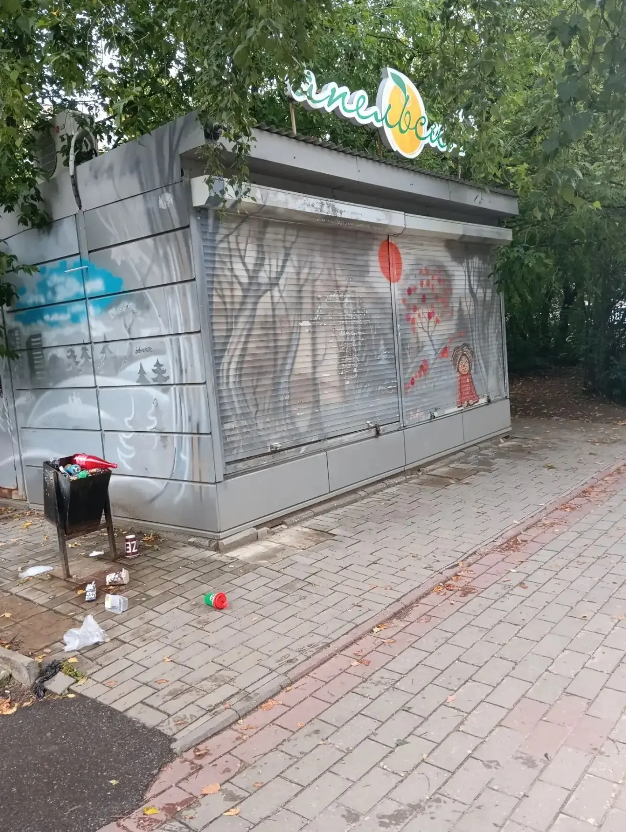 Овощная палатка не работает уже месяца три или четыре, будут ли её убирать?  
Вместо неё можно поста