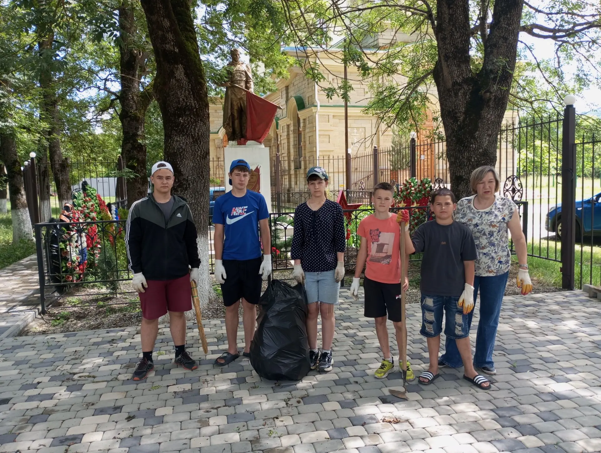 Воспитанники лагеря труда и отдыха навели порядок на братской могиле в сквере ст.Ставропольской