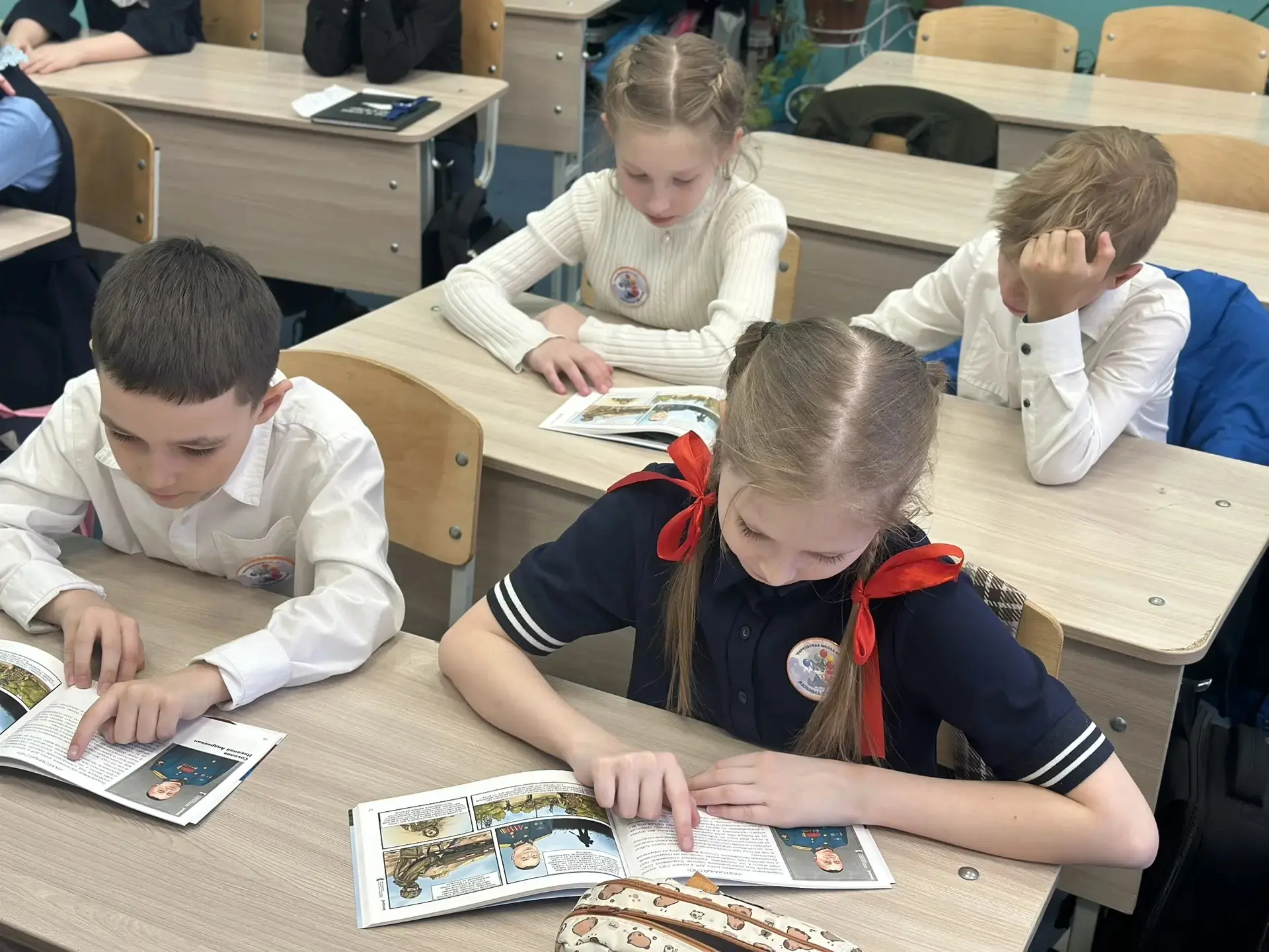 ЗНАНИЕ⭐️ГЕРОИ  К нам в библиотеку поступили сборники от Общества "Знание" - "Герои на защите Отечест