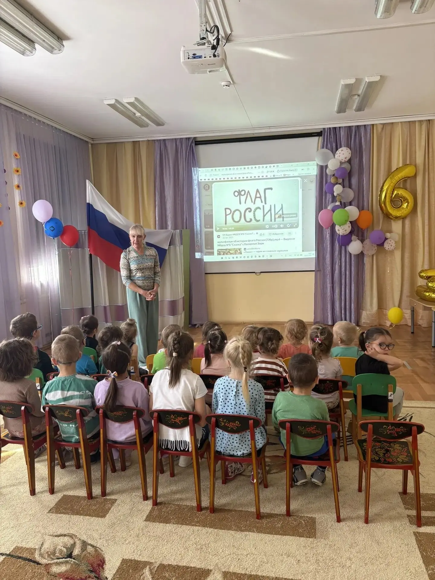 В детском саду прошла неделя, посвящённая Дню Российского флага 🇷🇺 Ребята узнали о зн...