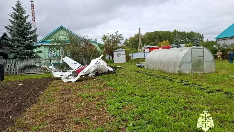 Легкомоторный самолет рухнул в огород у частного дома в Татарстане