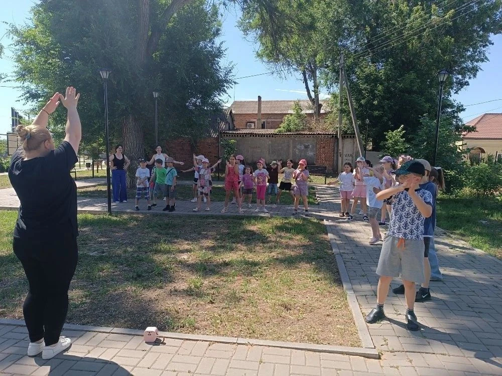 Сегодня школьный лагерь «Радуга» подарил нам особенный день — полный смеха, движения и творчества!

