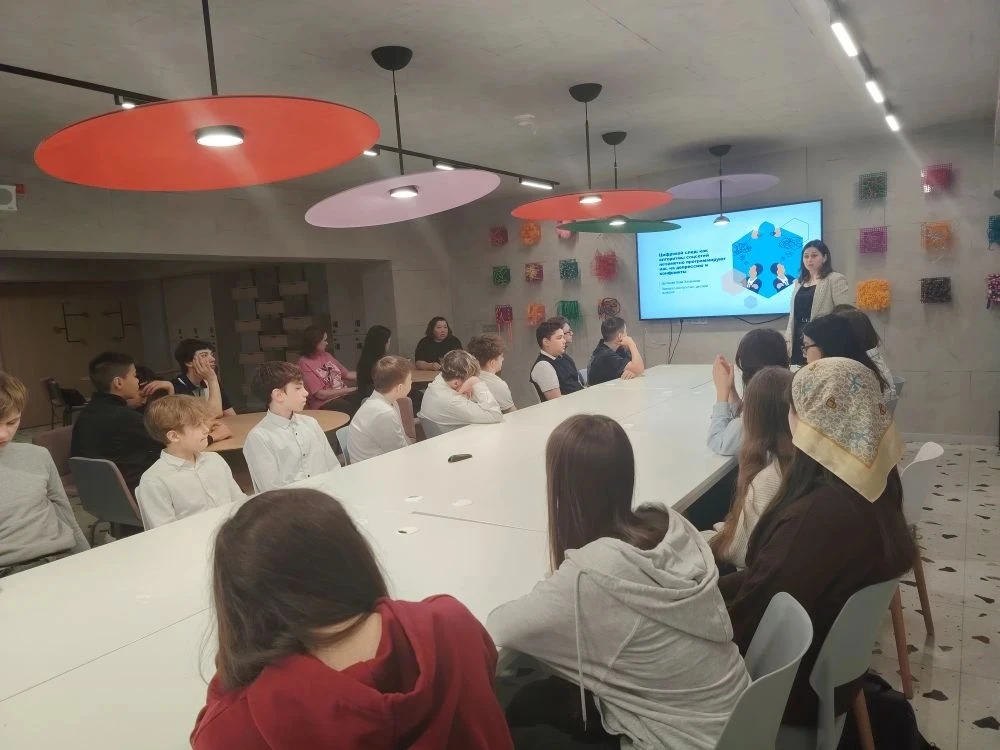 🧠 «Понял, принял, осознал»: как алгоритмы соцсетей влияют на наше настроение?  На прошлой неделе уче