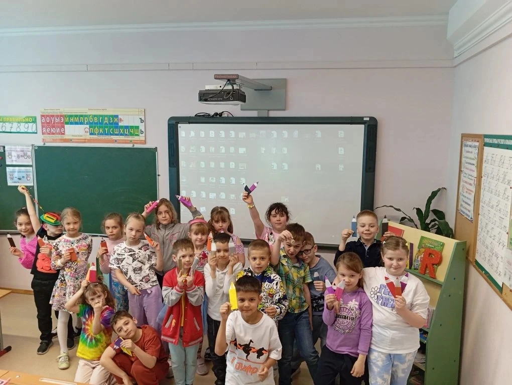 💫 С 4 по 12 мая в 1 «Б» классе прошла «Цветная неделя» — время, когда учёба превратилась в настоящий