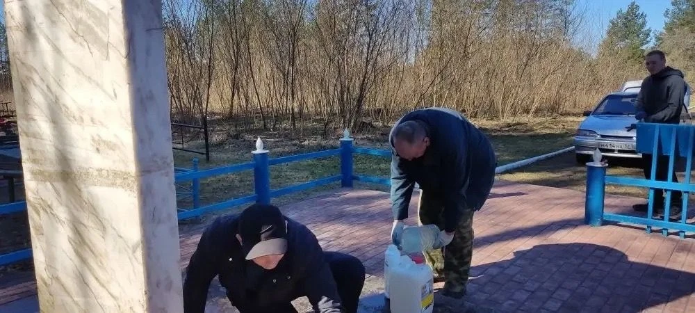 Память в наших делах: студенты техникума приводят в порядок воинские захоронения