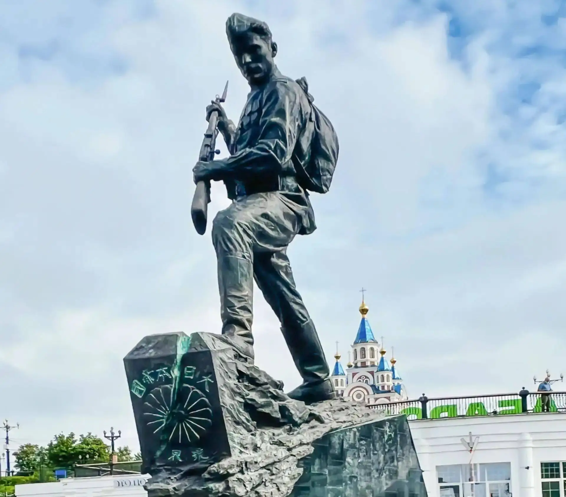 Токио выступил с требованием убрать монумент в Хабаровске, возведённый в память о разгр...