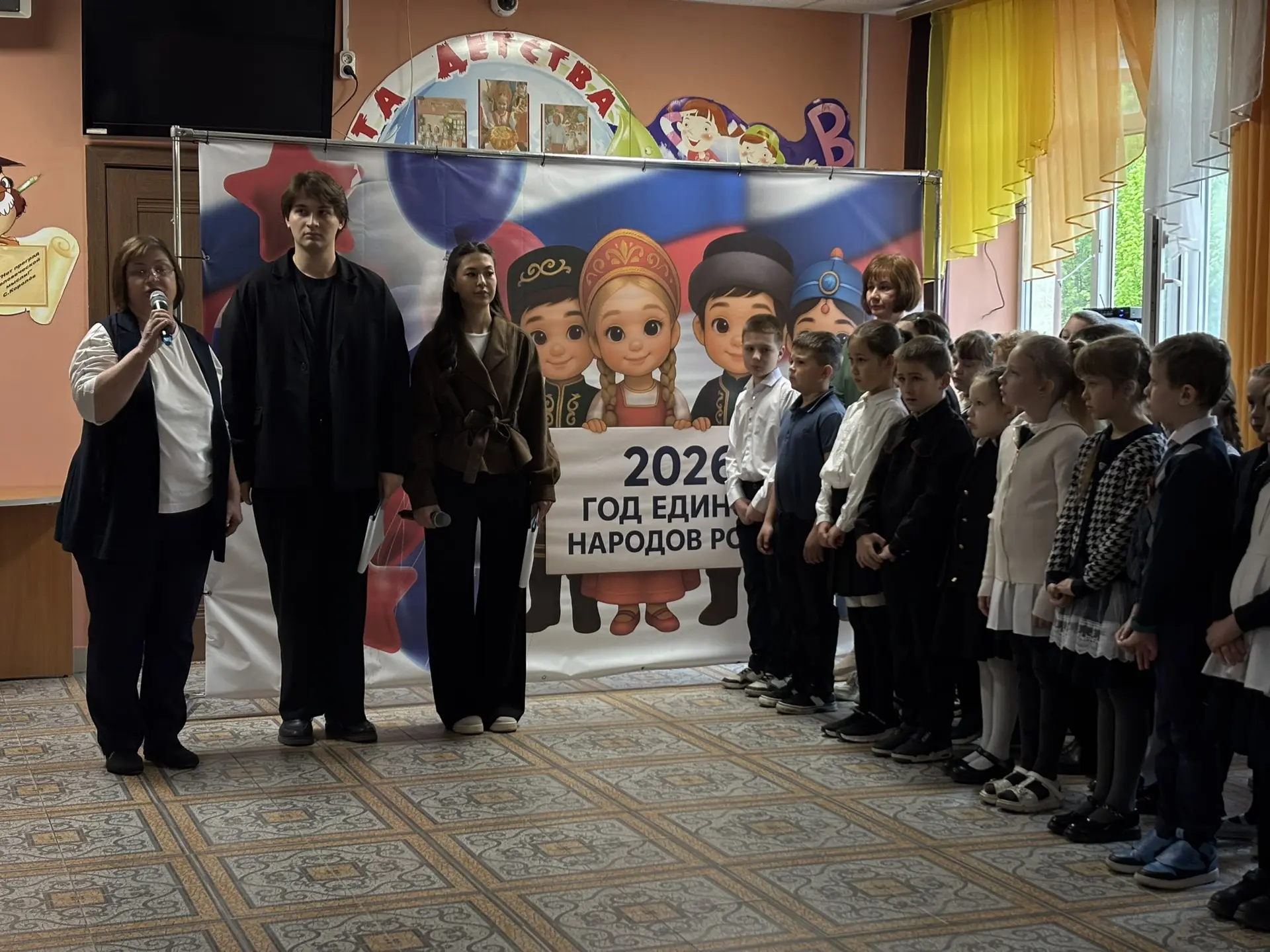 🇷🇺Еженедельная линейка и старт важных патриотических акций  Сегодня в нашей школе прошла еженедельна