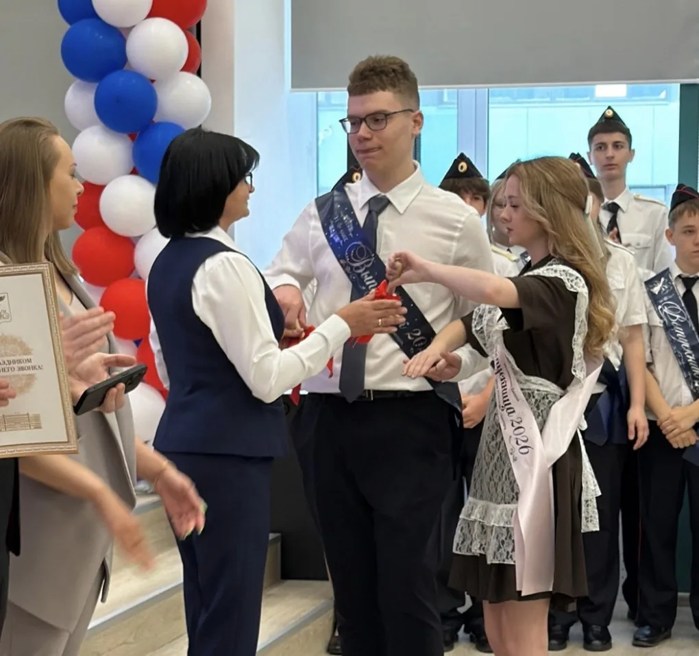 Сегодня в нашей школе прошла трогательная и немного волнительная торжественная линейка, посвященная 