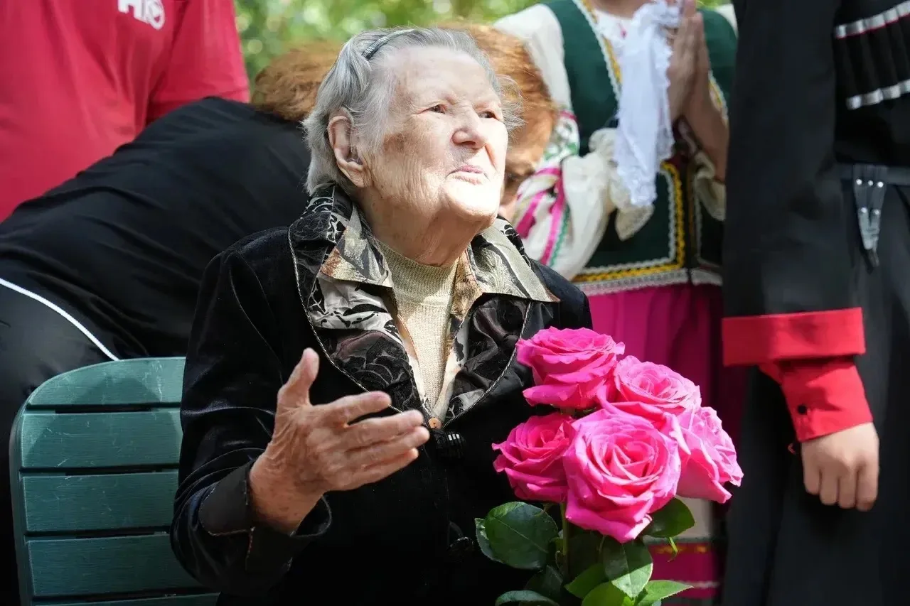 🌸Сегодня свой 100-летний юбилей отмечает Почётный гражданин города Сочи, ветеран Велик...