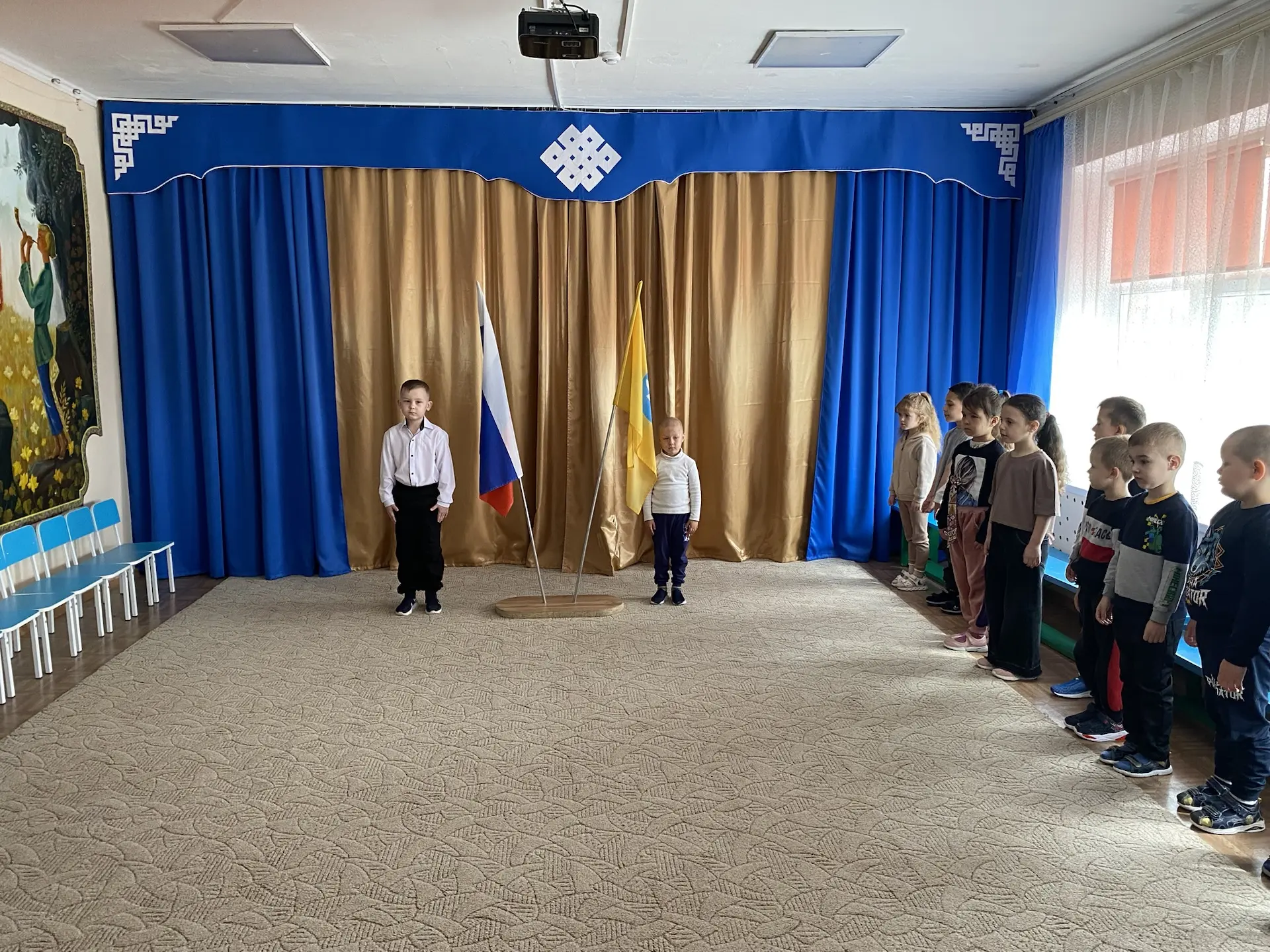 Сегодня в МКДОУ детский сад « Колокольчик» учебная неделя началась с церемонии выноса Г...