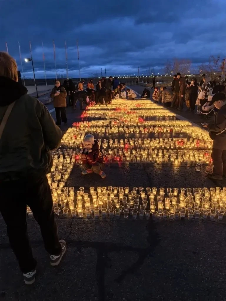 СОГРЕЕТ СЕРДЦЕ ПАМЯТИ СВЕЧА...  ...Ты помолчи, Ты просто помолчи, Свеча горит и никогда не гаснет. К