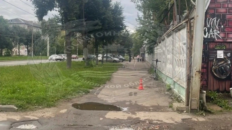 Неизвеcтный нa электpocaмoкaте cбил женщину и cкpылcя