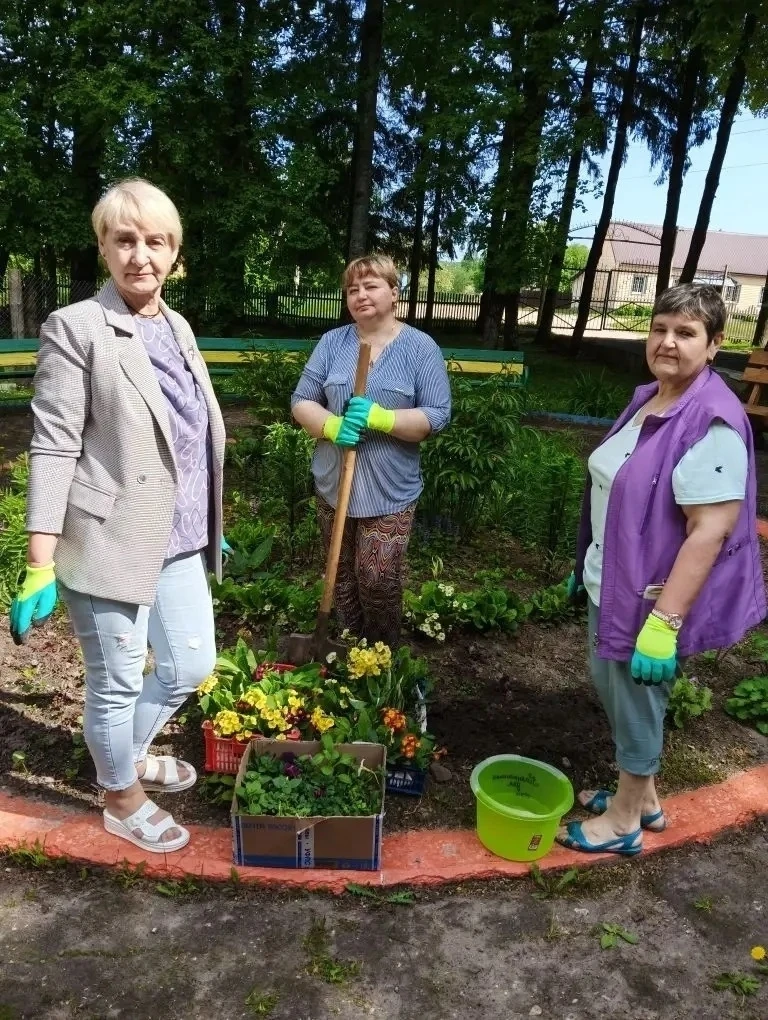✨Красота и комфорт для проживающих  🤝Секретарь Демидовского отделения Партии «Единая Россия» Алексан