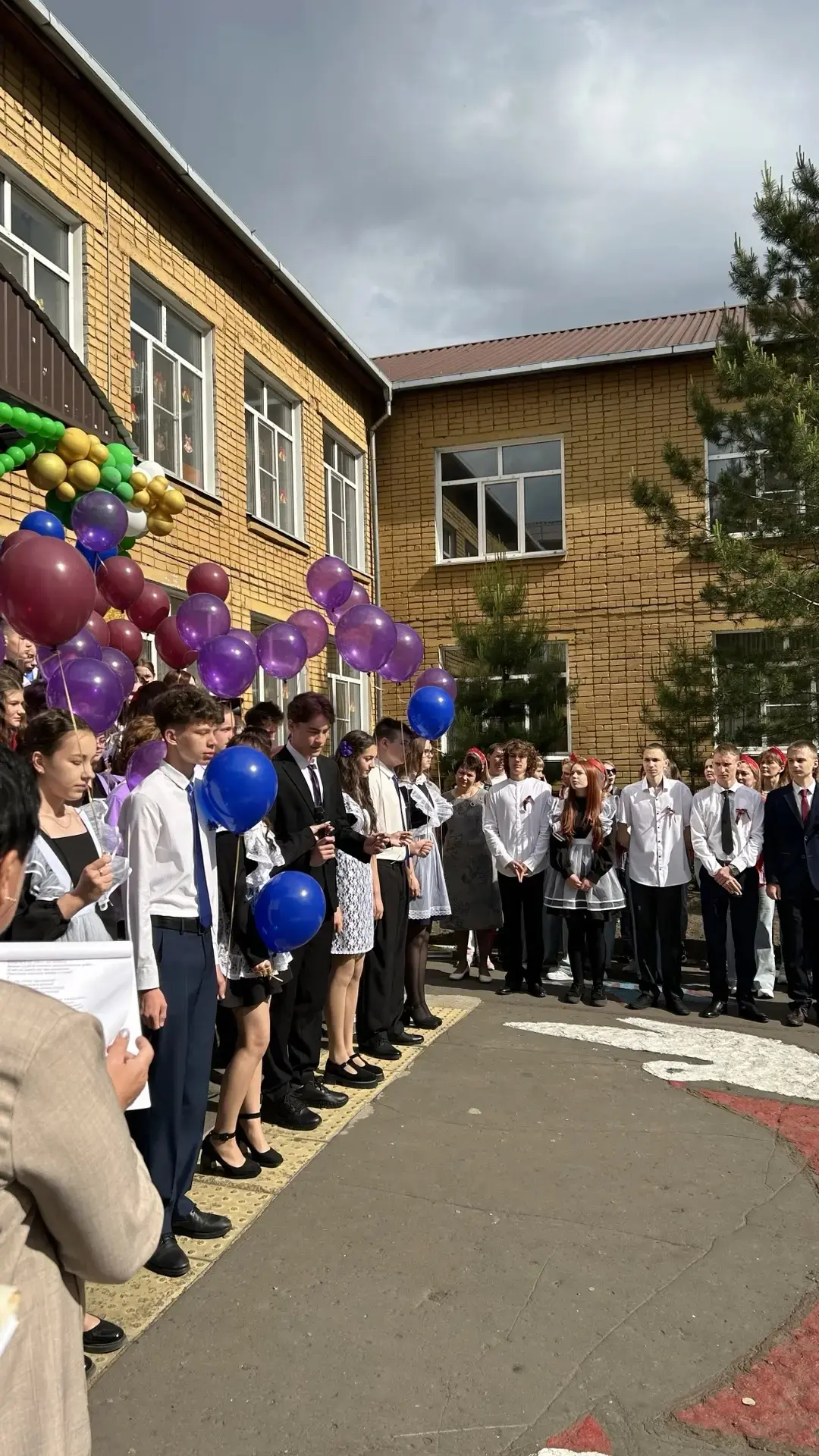 Майский солнечный день!  В  нашей школе прозвучал долгожданный последний звонок, ознаменовав собой з