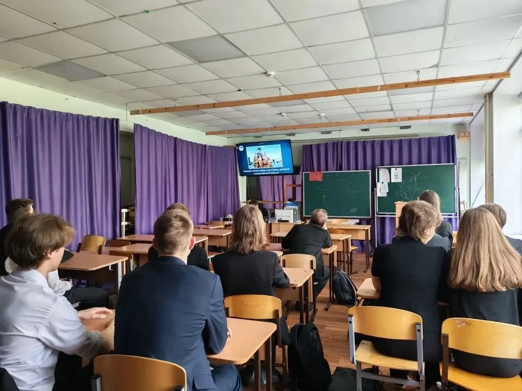 🎖️УРОКИ ПАМЯТИ 🎖️  В преддверии 9 Мая в школе прошли «Уроки памяти», объединившие учеников и педагог