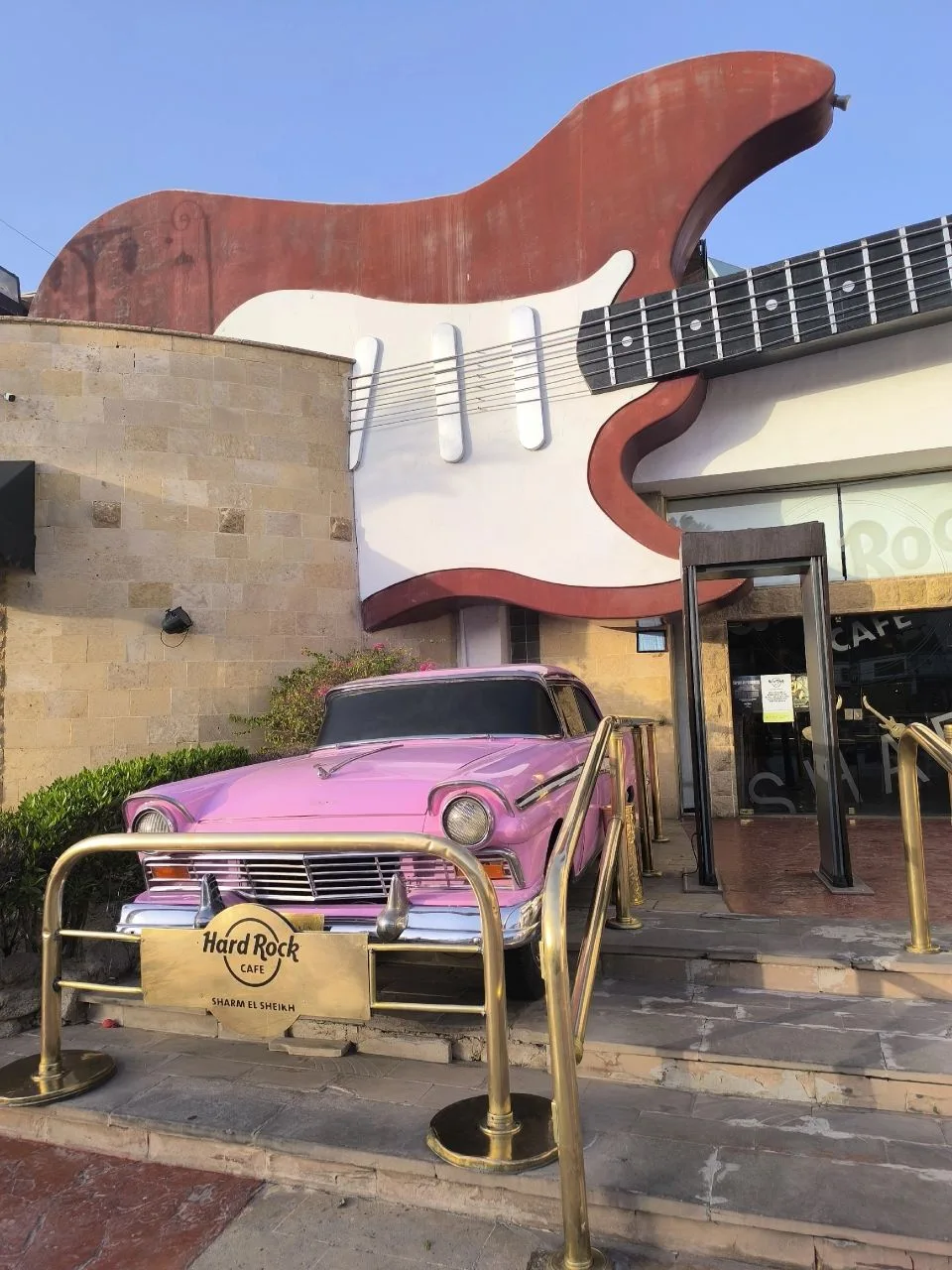 Там, где можно шикарно подкрепиться: HARD ROCK CAFE🎸 на улице El Sultan Qaboos Street
