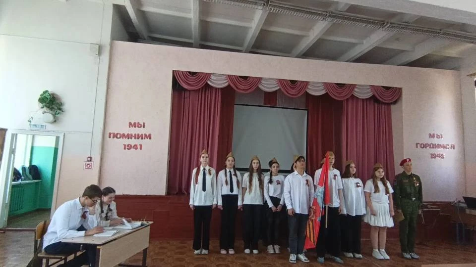 В нашей школе прошел ежегодный смотр-конкурс военной песни, приуроченный к великому празднику Победы