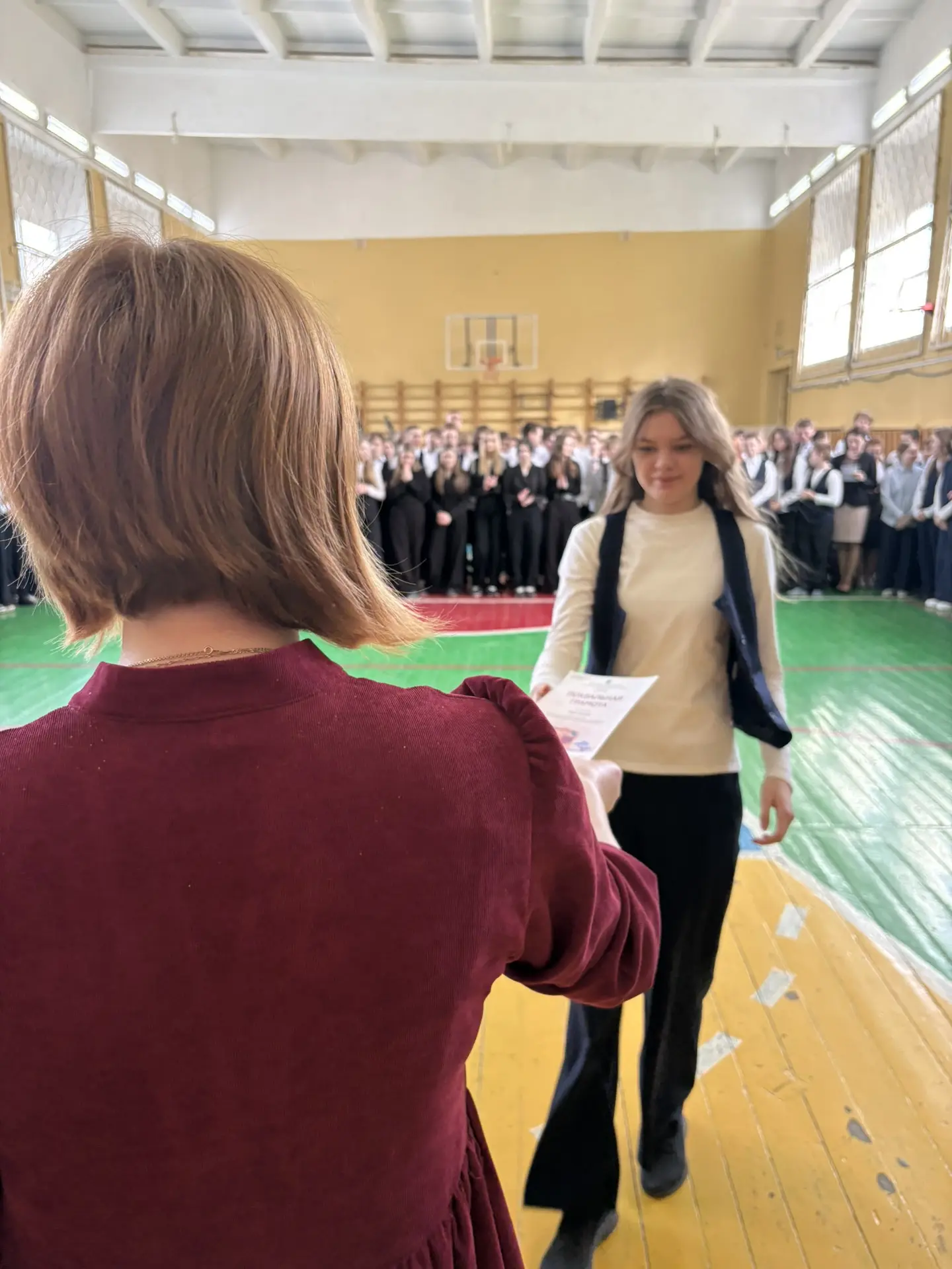 🎉 Сегодня в нашей школе прошли торжественные линейки, на которых были вручены грамоты и дипломы за у