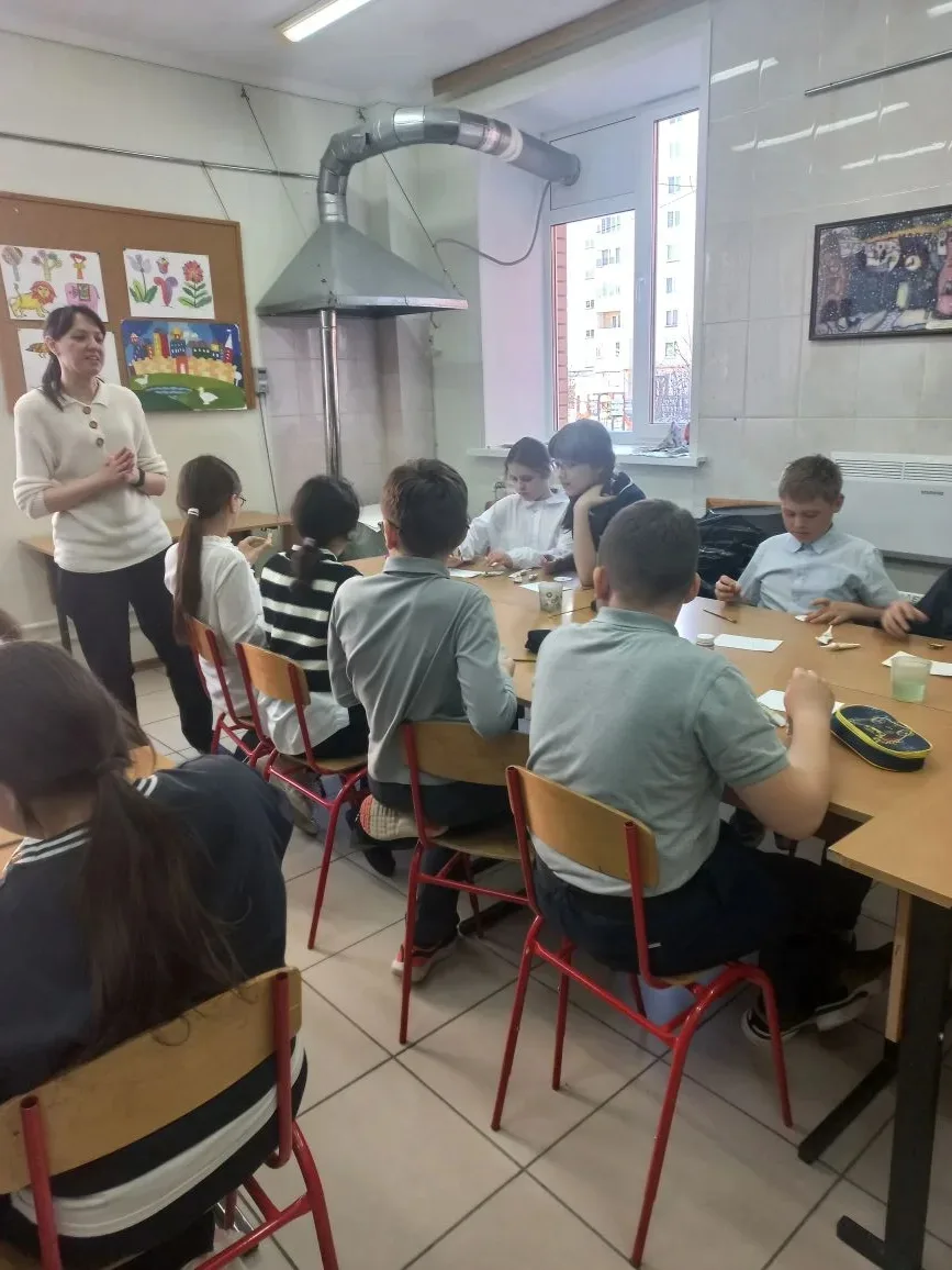 🏫 Вчера ученики 4 «А» и 4 «Б» классов посетили художественную школу имени Бузовкина.  ✅Ребята познак
