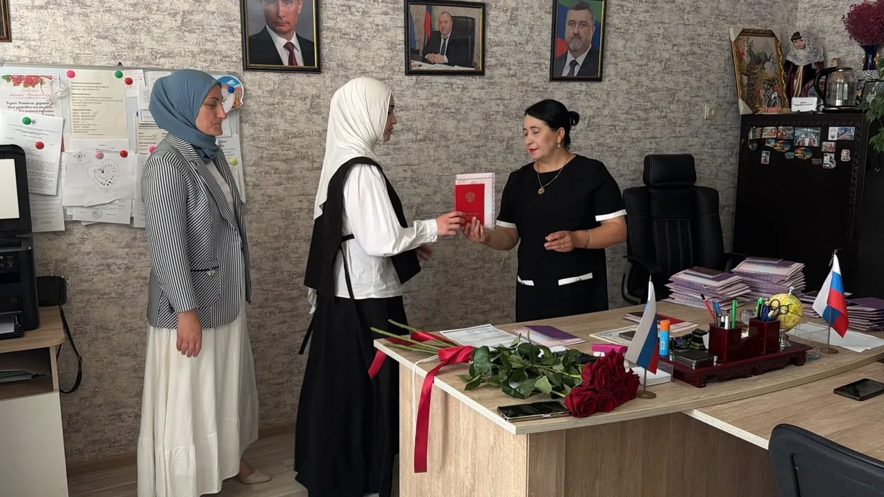 С получением красного аттестата! Пусть впереди ждут невероятные приключения, наполненные смыслом, сч