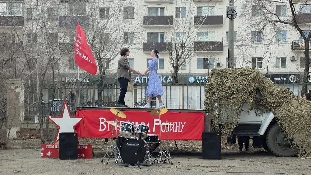 🕊️Ученики нашей школы вместе с педагогами посетили концерт 🎼«Фронтовой бригадный грузовик»от студент