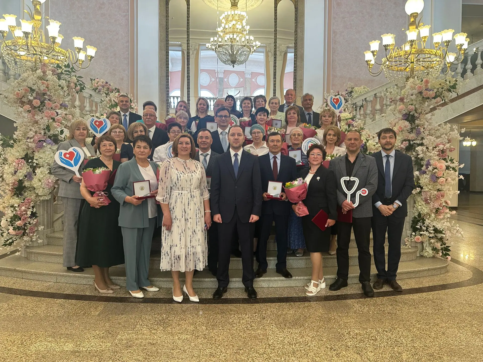 💐В Башкирском государственном театре оперы и балета состоялось награждение медработников.

Министр 